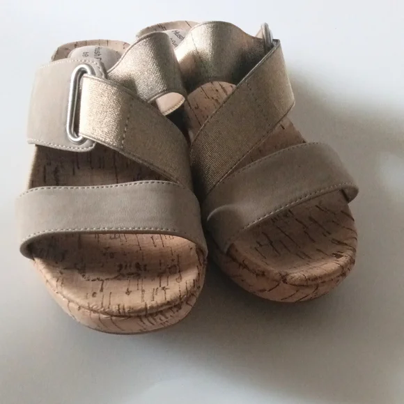 Hush Puppies Women's Tan Wedge Sandals - Picture 2 of 7